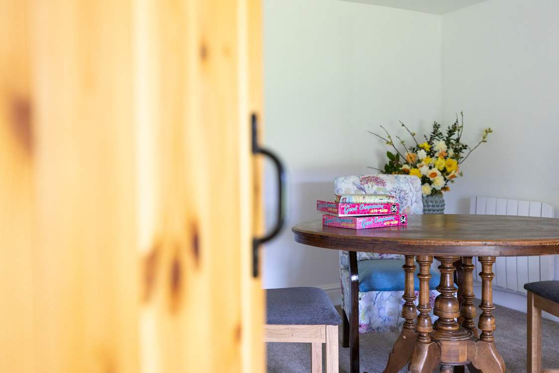 The snug, delightfully equipped with vintage games.