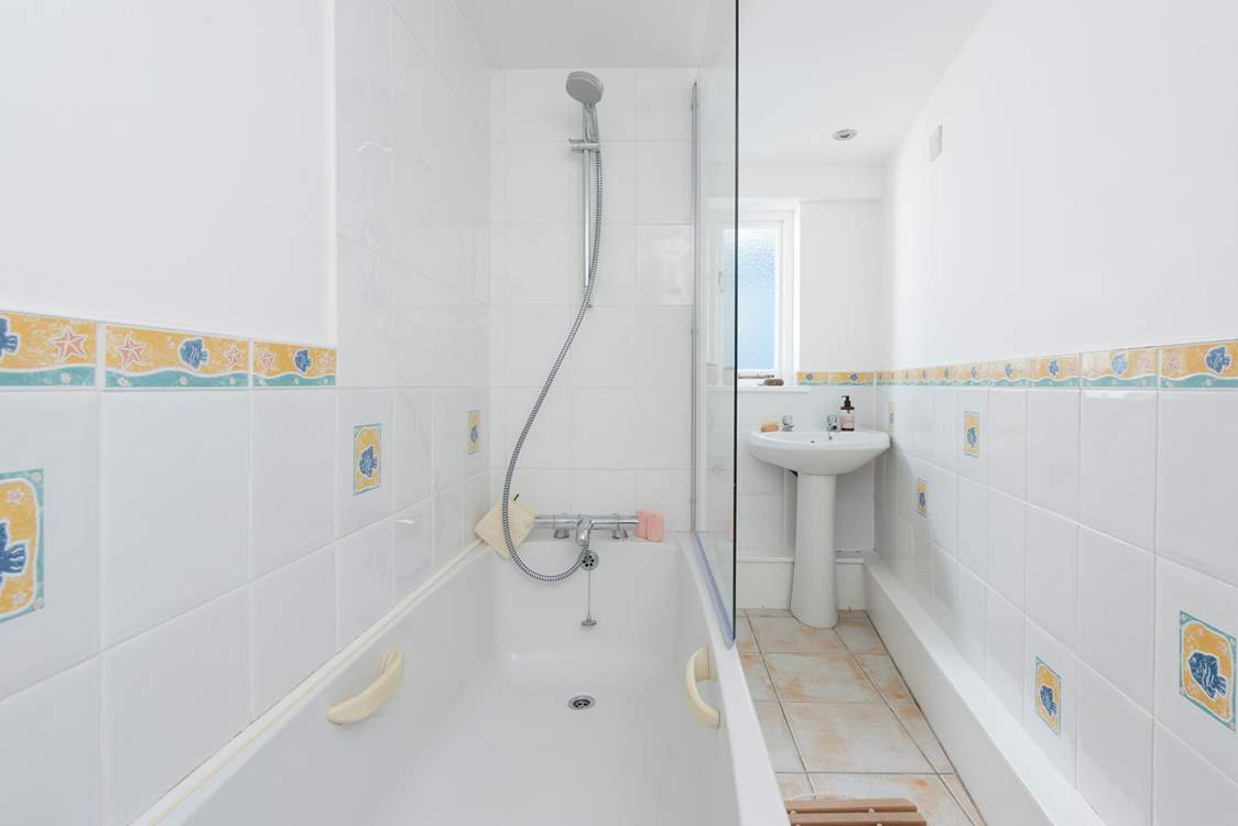 The family bathroom, perfect to wash away a sandy day.