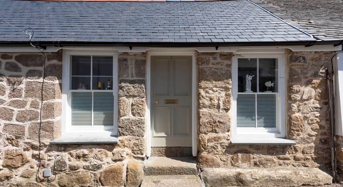 Welcome to 7 Chapel Street, a charming, bijou cottage for three lucky guests tucked away behind Mousehole's picturesque harbour.