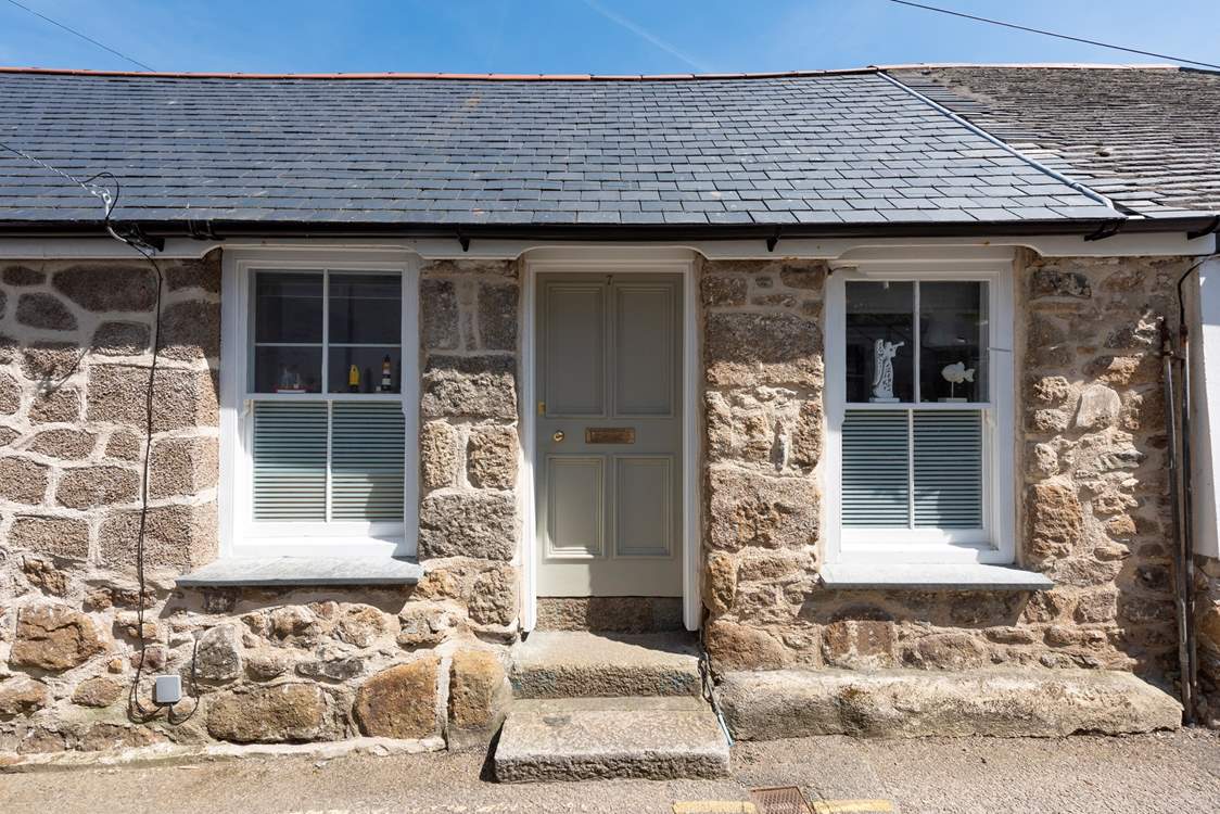 Welcome to 7 Chapel Street, a charming, bijou cottage for three lucky guests tucked away behind Mousehole's picturesque harbour.