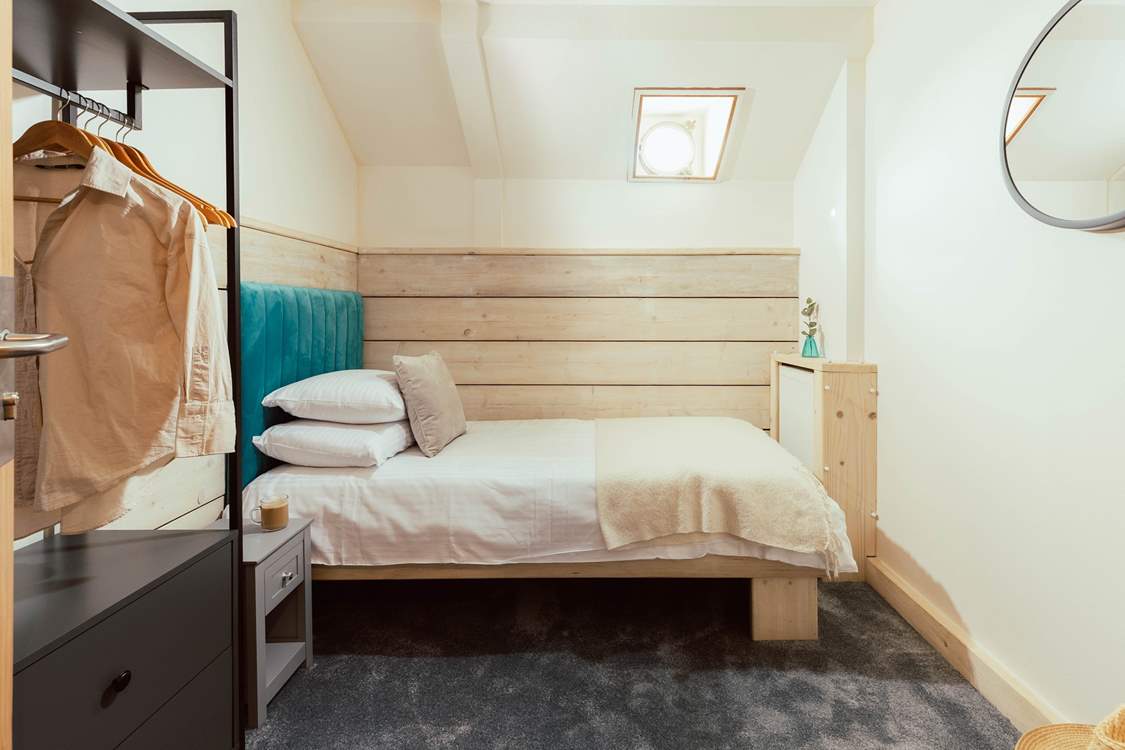 Crew cabin 3 sleeping one guest.