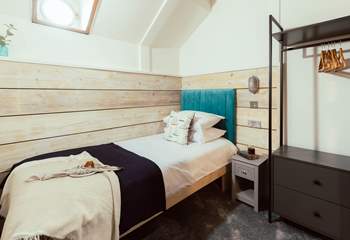 Crew cabin 4 sleeping one guest.