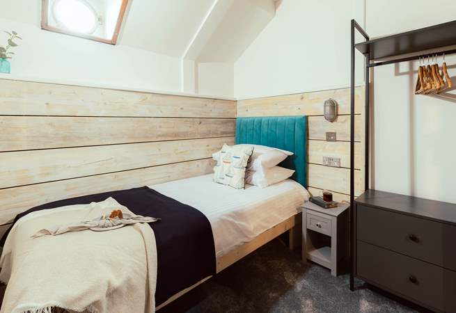 Crew cabin 4 sleeping one guest.