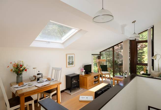 The sitting-room with dining-area.