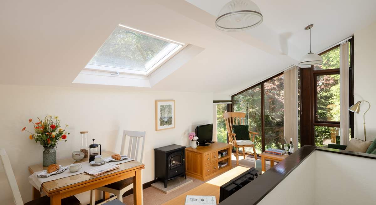 The sitting-room with dining-area.