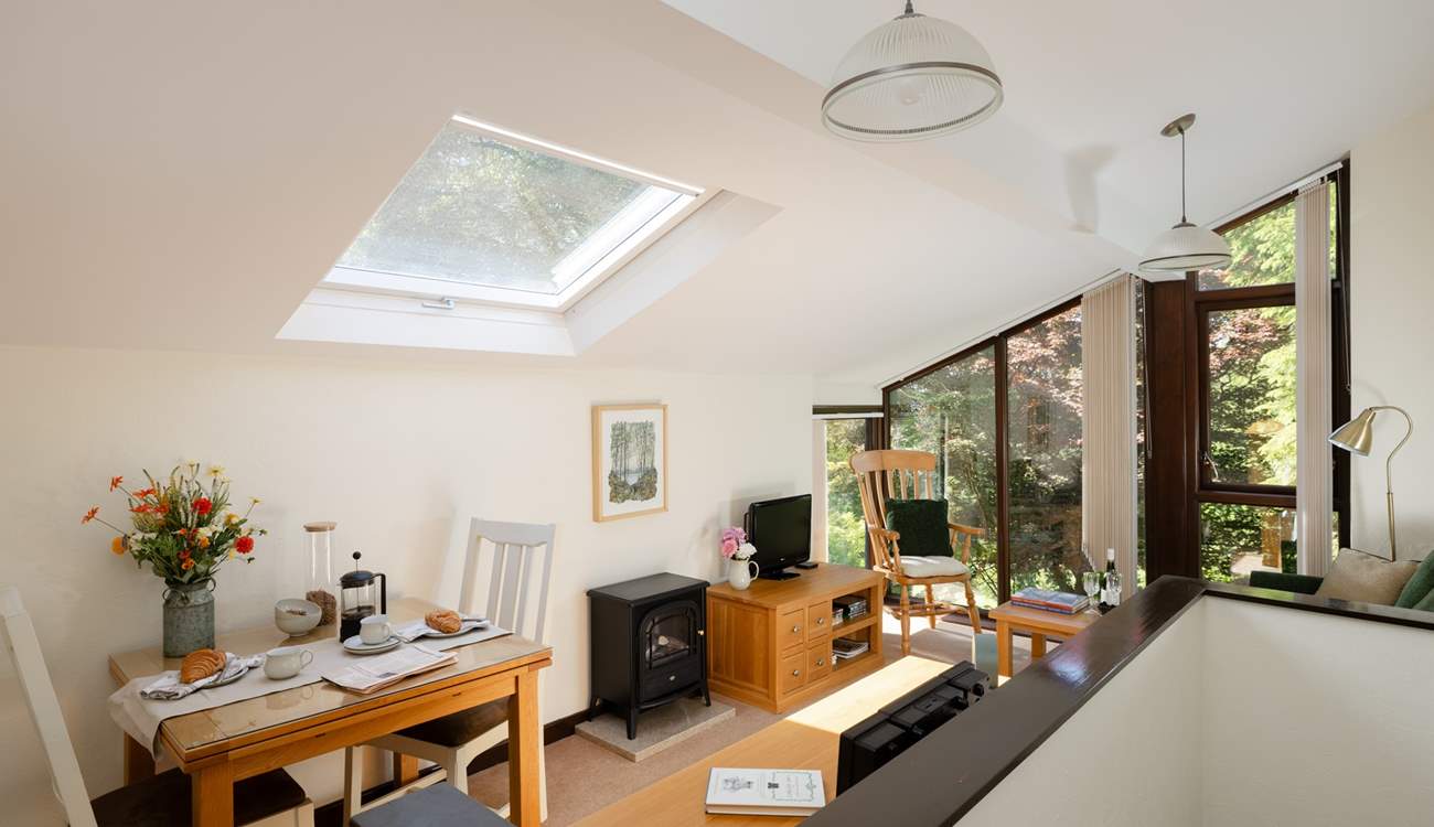 The sitting-room with dining-area.