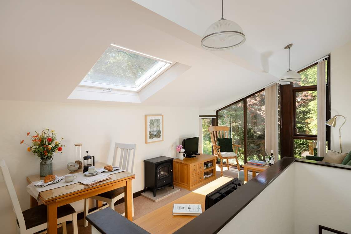 The sitting-room with dining-area.