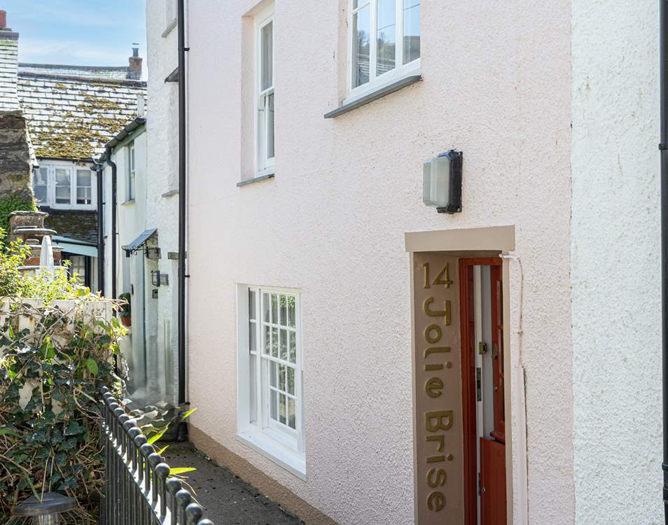 Tucked away along Temple Bar (locally nicknamed Squeezee Belly Alley), Jolie Brise offers some peace away from the hustle and bustle yet is right in the heart of the village.