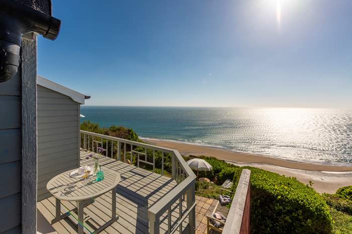 Trelowen is a 1 bedroom, dog friendly cottage with sea views in Whitsand Bay.