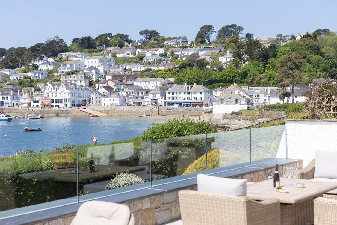Al fresco dining, the perfect holiday pastime.