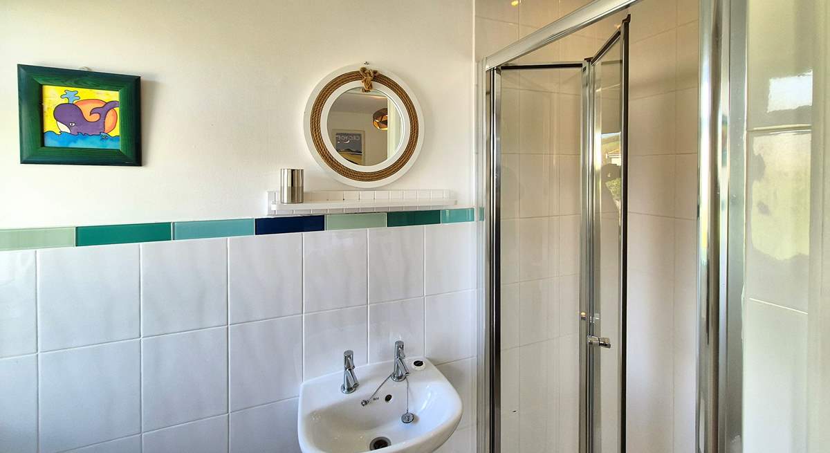 The two double rooms have an en suite shower-room. 