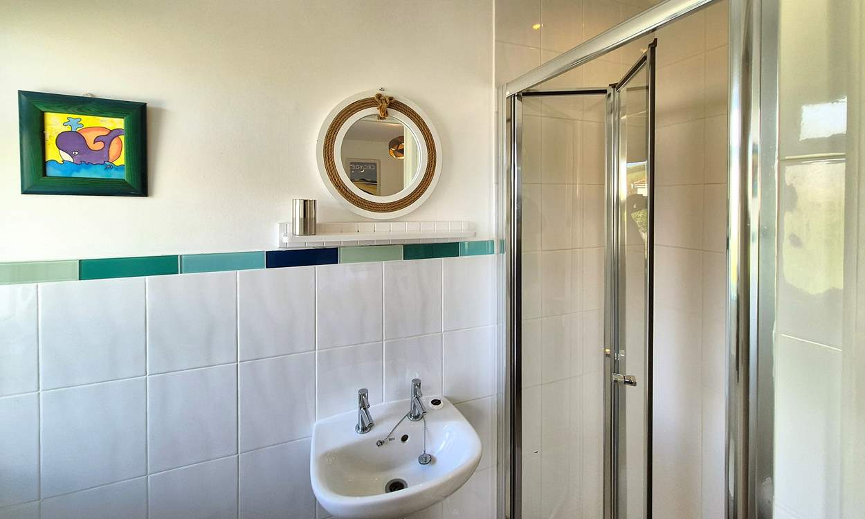 The two double rooms have an en suite shower-room.