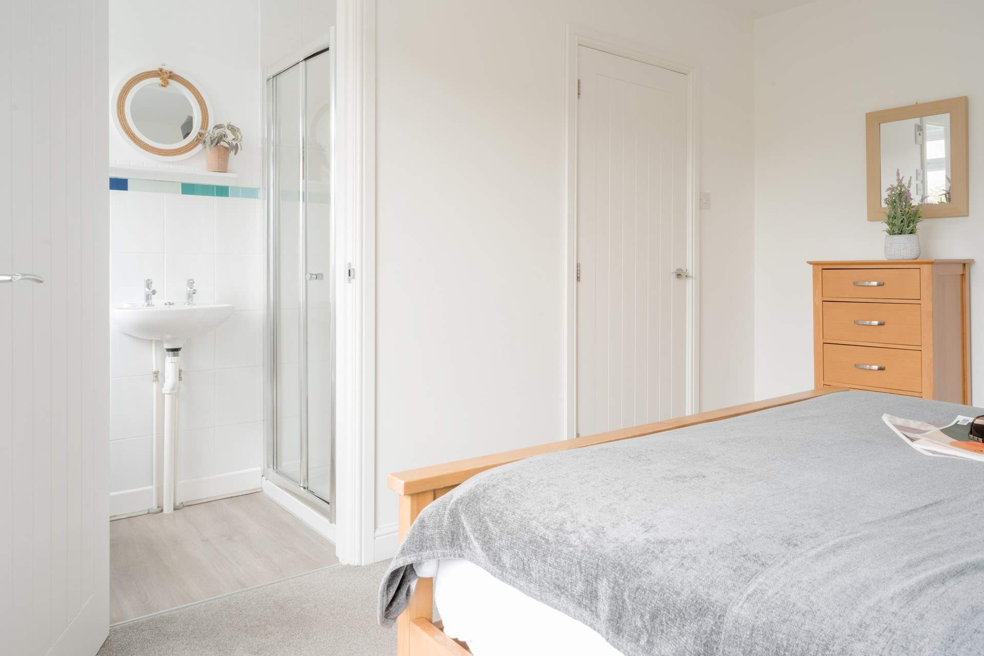 Both double bedrooms have en suite shower-rooms.