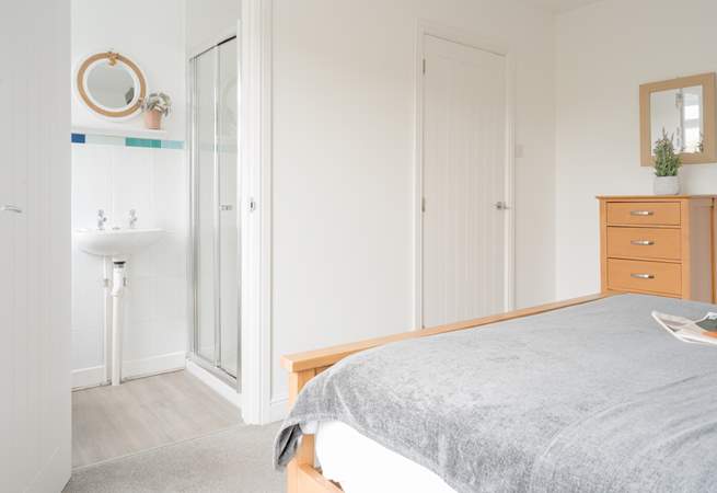 Both double bedrooms have en suite shower-rooms.