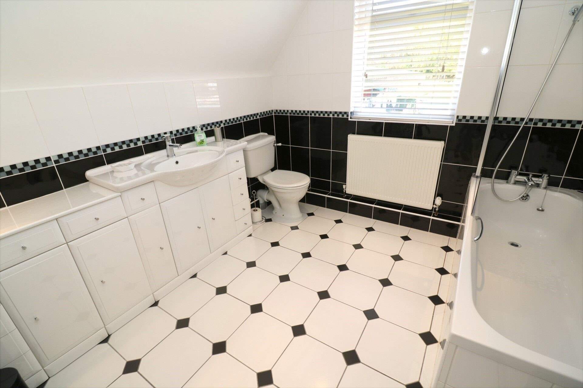 The en suite bathroom. 