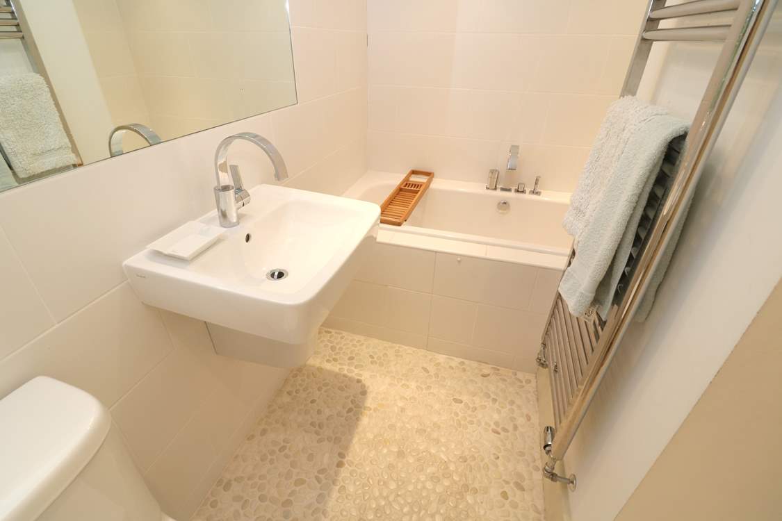 Relax in the bath, perfect after a day at the beach.