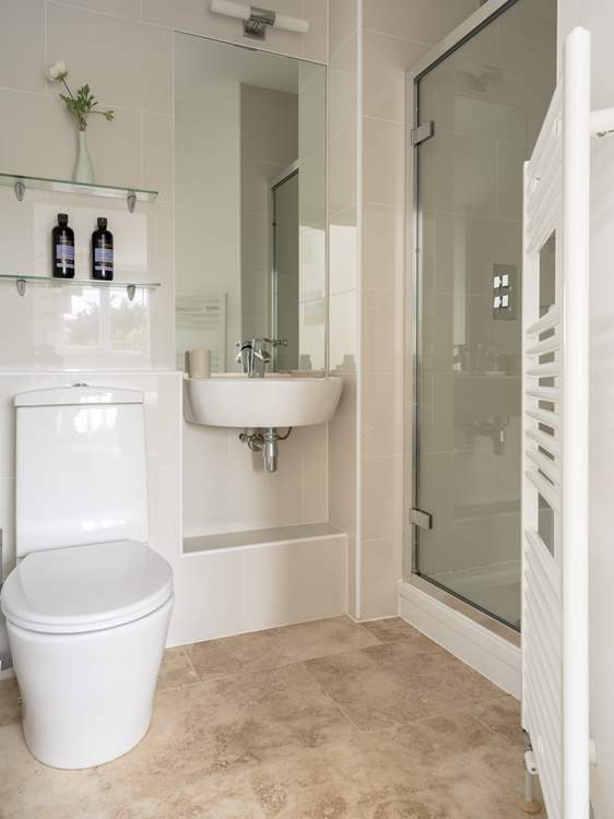 Bedroom 2's en suite.