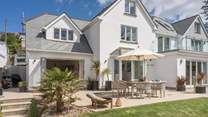 Long Beach House is semi-detached and benefits from a prime location. 