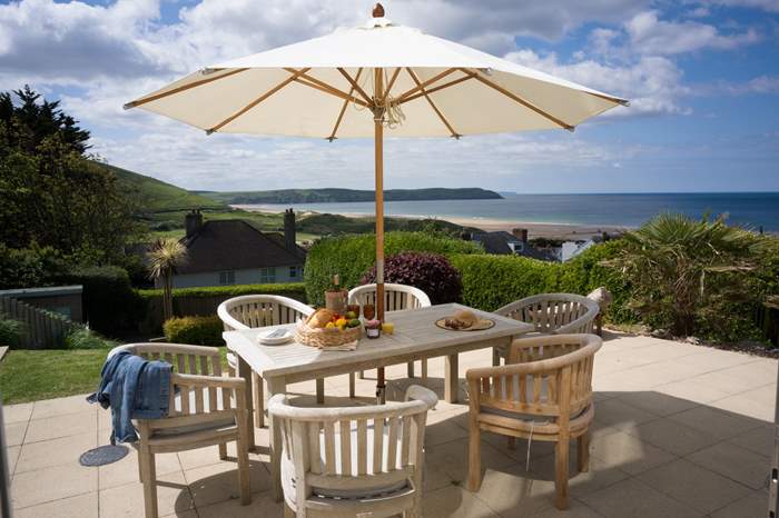 Long Beach House is a 3 bedroom holiday cottage with sea views in Woolacombe, North Devon.