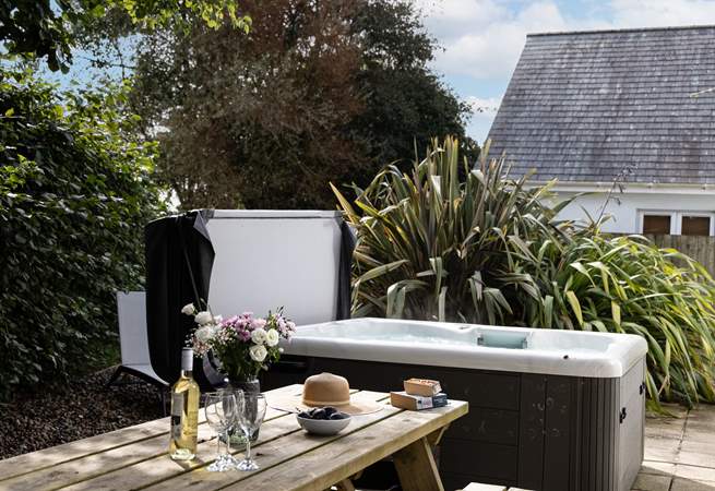 After a day of surfing the waves enjoy the best of Alfresco living finished off with a dip in the hot tub.