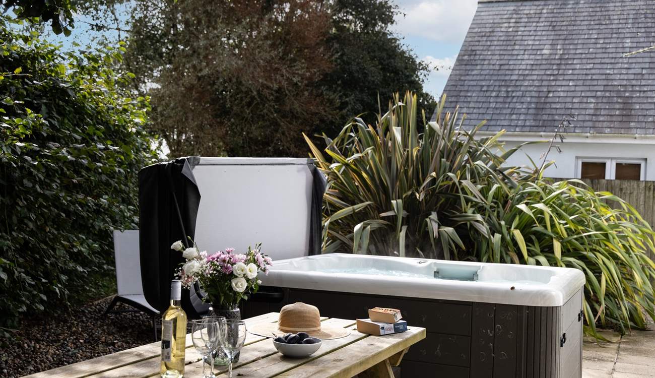 After a day of surfing the waves enjoy the best of Alfresco living finished off with a dip in the hot tub.