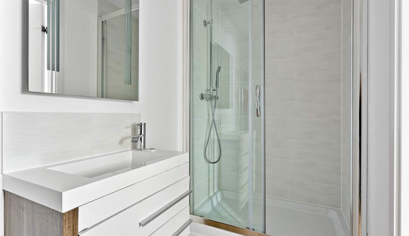 Yet another ensuite there will be no queuing for a bathroom at this holiday abode. 