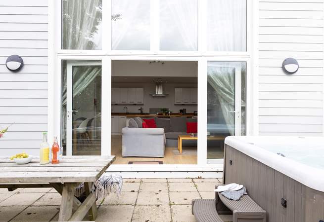 Head outside and let the flow of the house enter the paved garden with a hot tub that can be enjoyed by everyone.