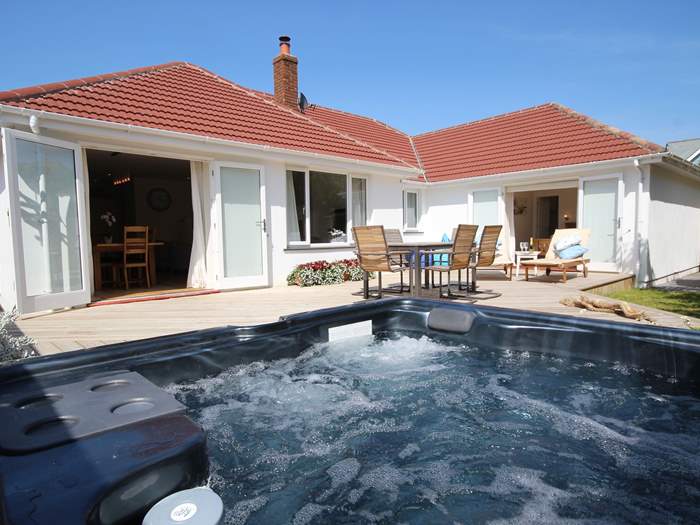 Offshore, Sleeps 8 in Croyde