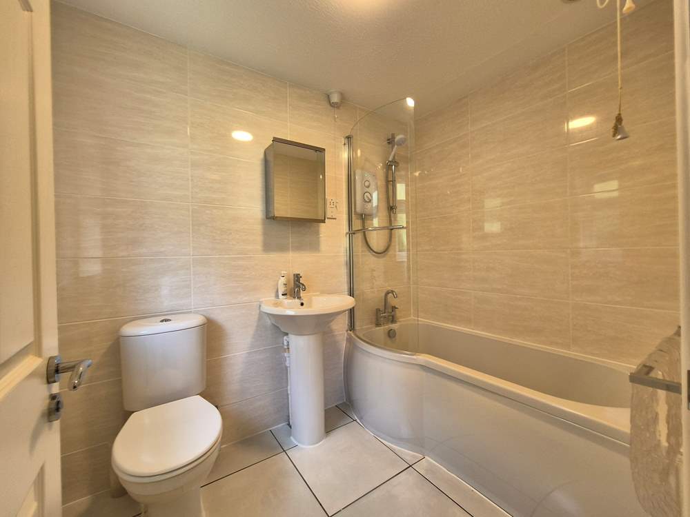 The en suite bathroom.
