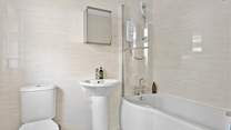 .....and an en suite bathroom.