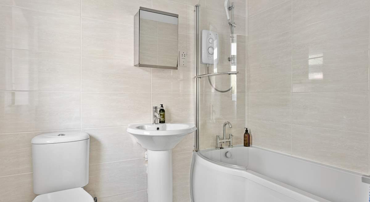 and an en suite bathroom.