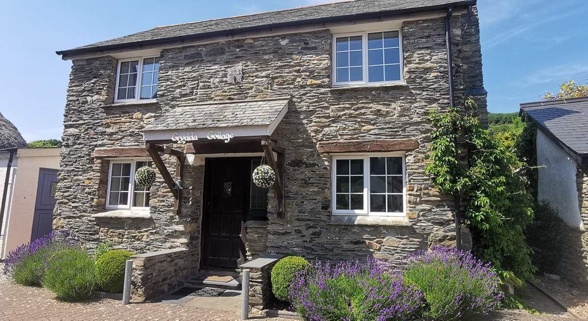 This pretty cottage awaits your arrival. 