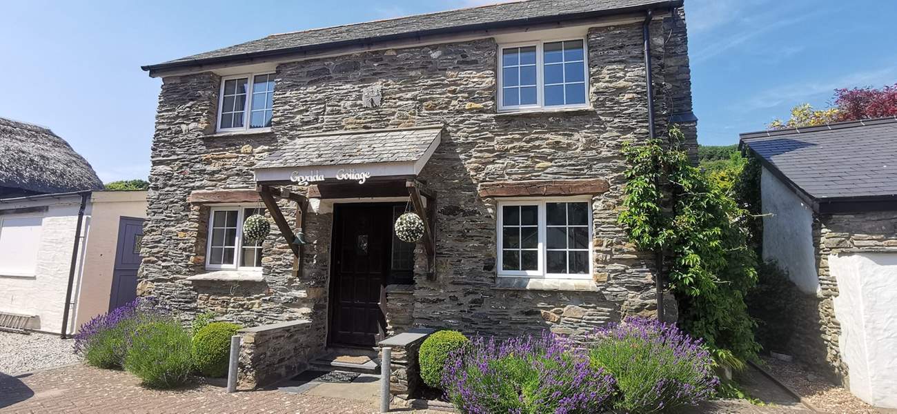 This pretty cottage awaits your arrival.