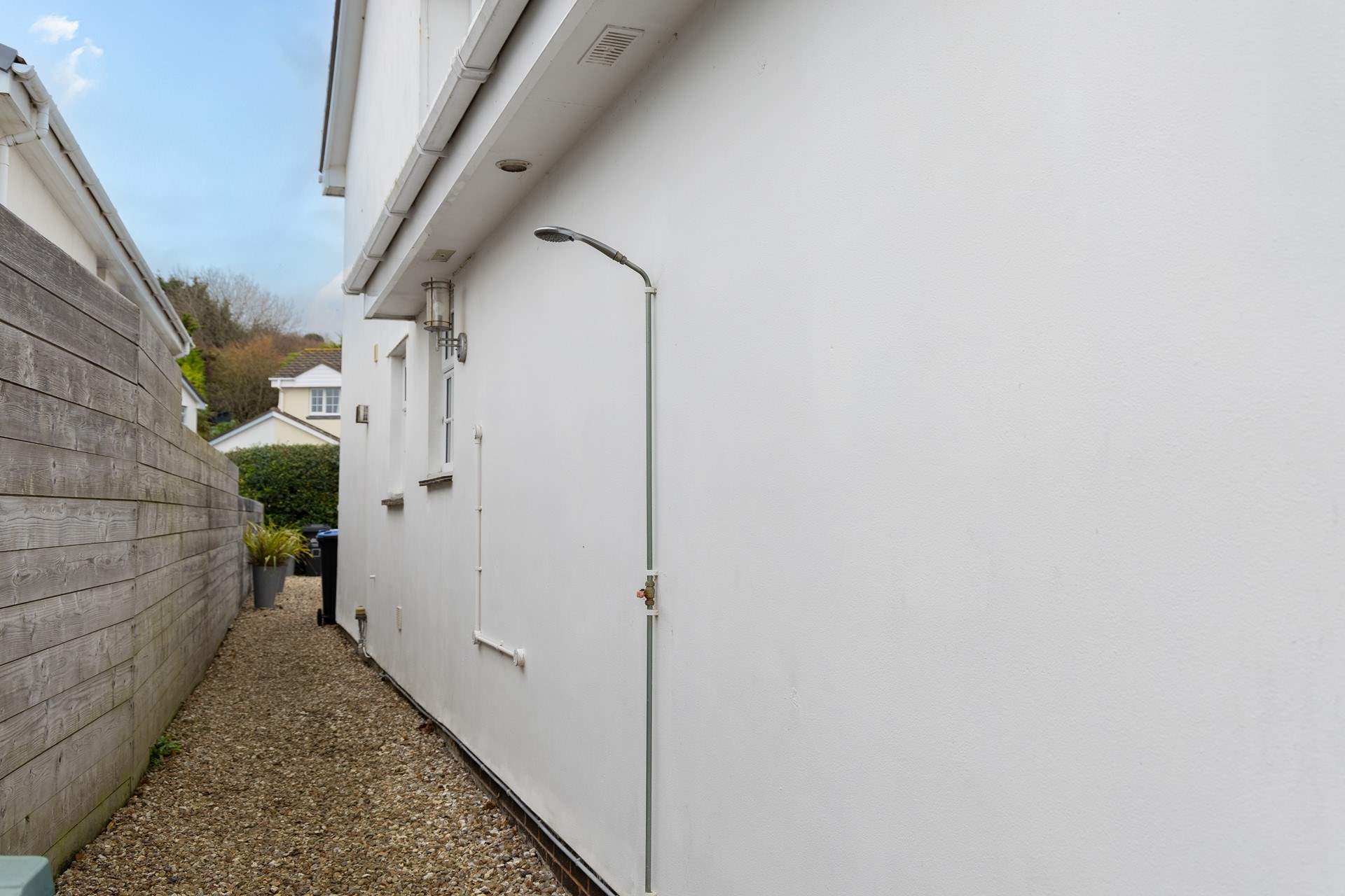 There's even an outside shower for rinsing sandy toes or beach equipment.