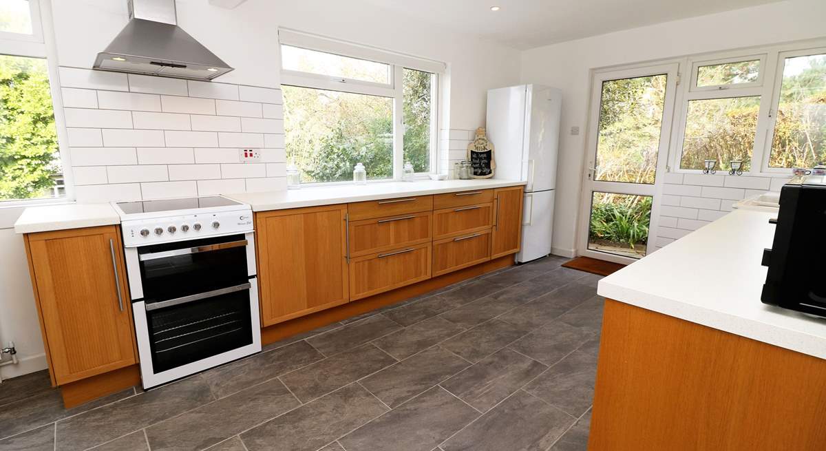The windows let in the natural daylight. 