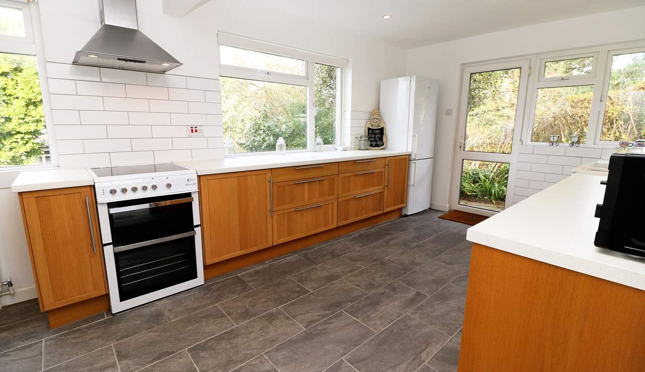 The windows let in the natural daylight. 