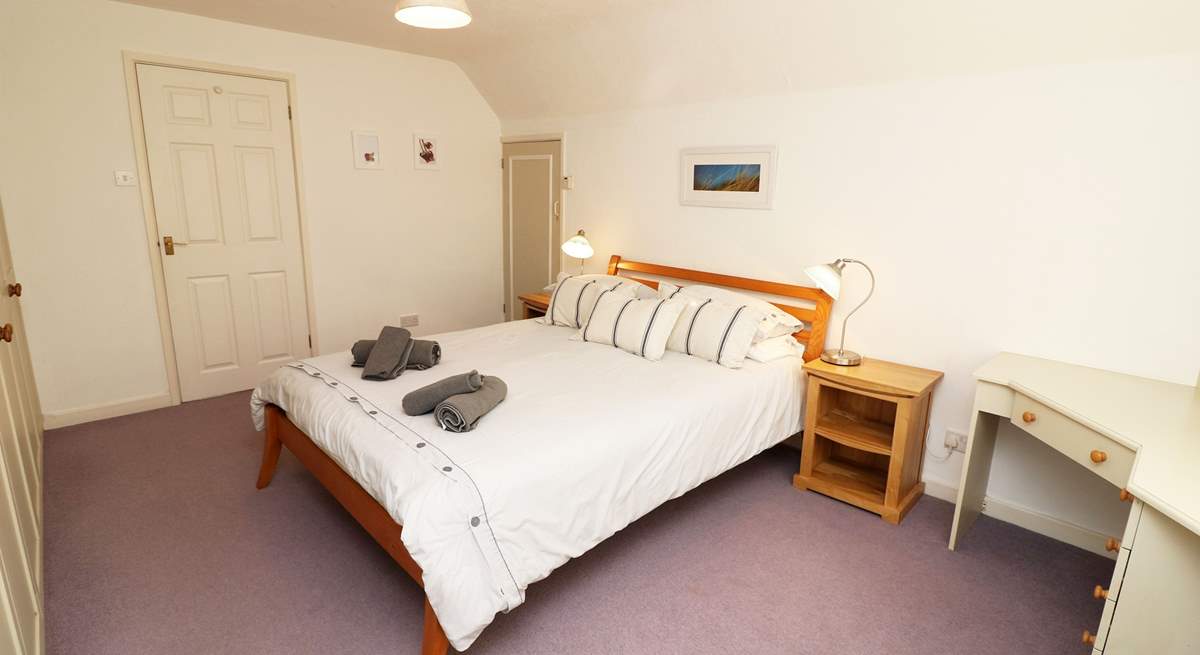 You will find a double and a twin room on the first floor. 