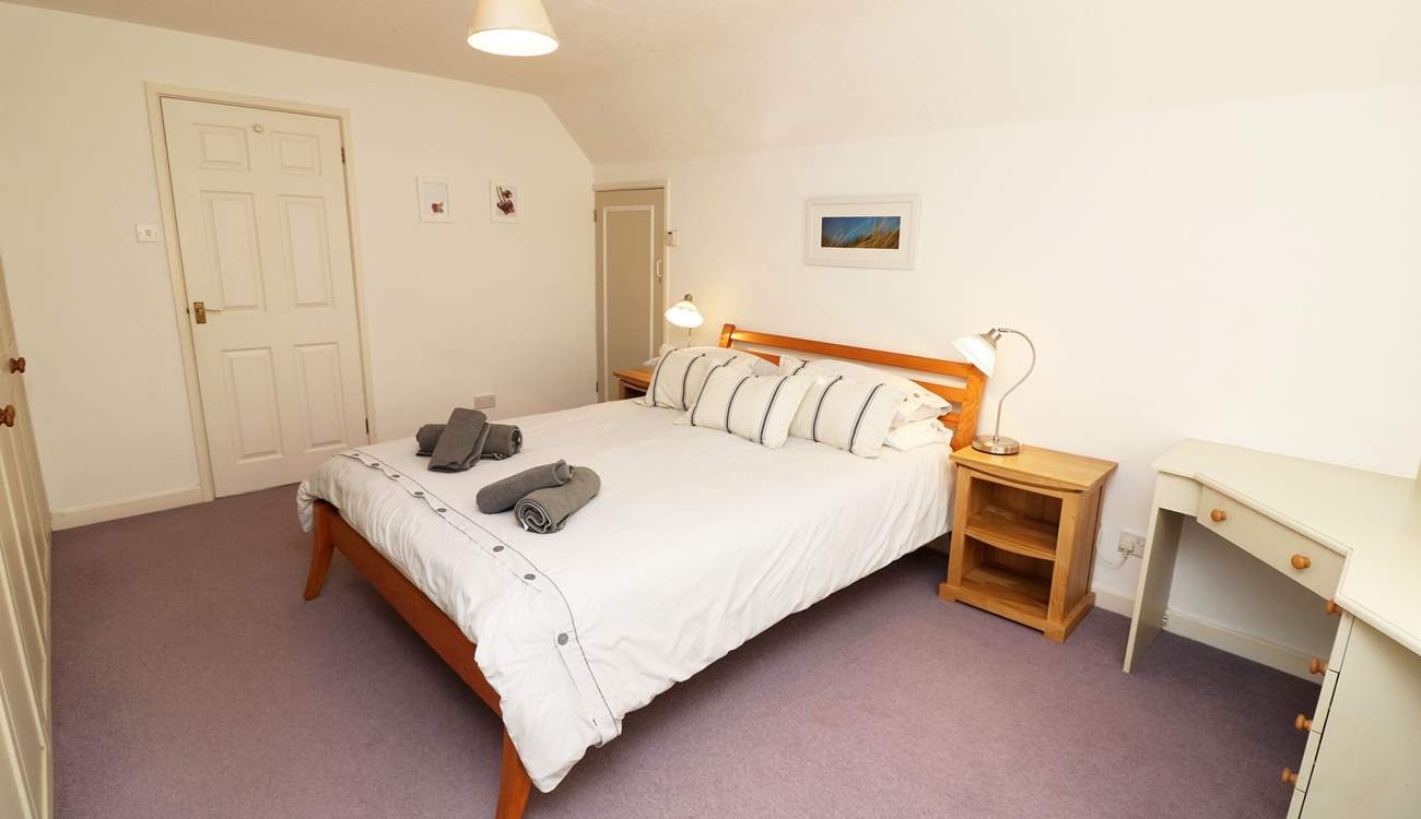 You will find a double and a twin room on the first floor. 