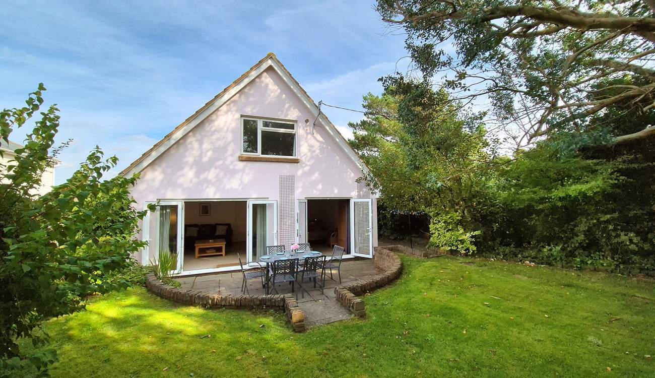 Dine al fresco, the perfect holiday pastime. 