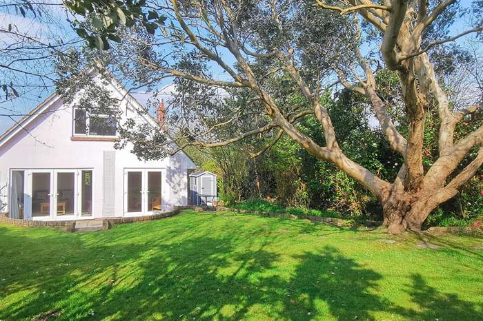 Summer Shores is a 3 bedroom, dog friendly cottage near the beach in Croyde, Devon.