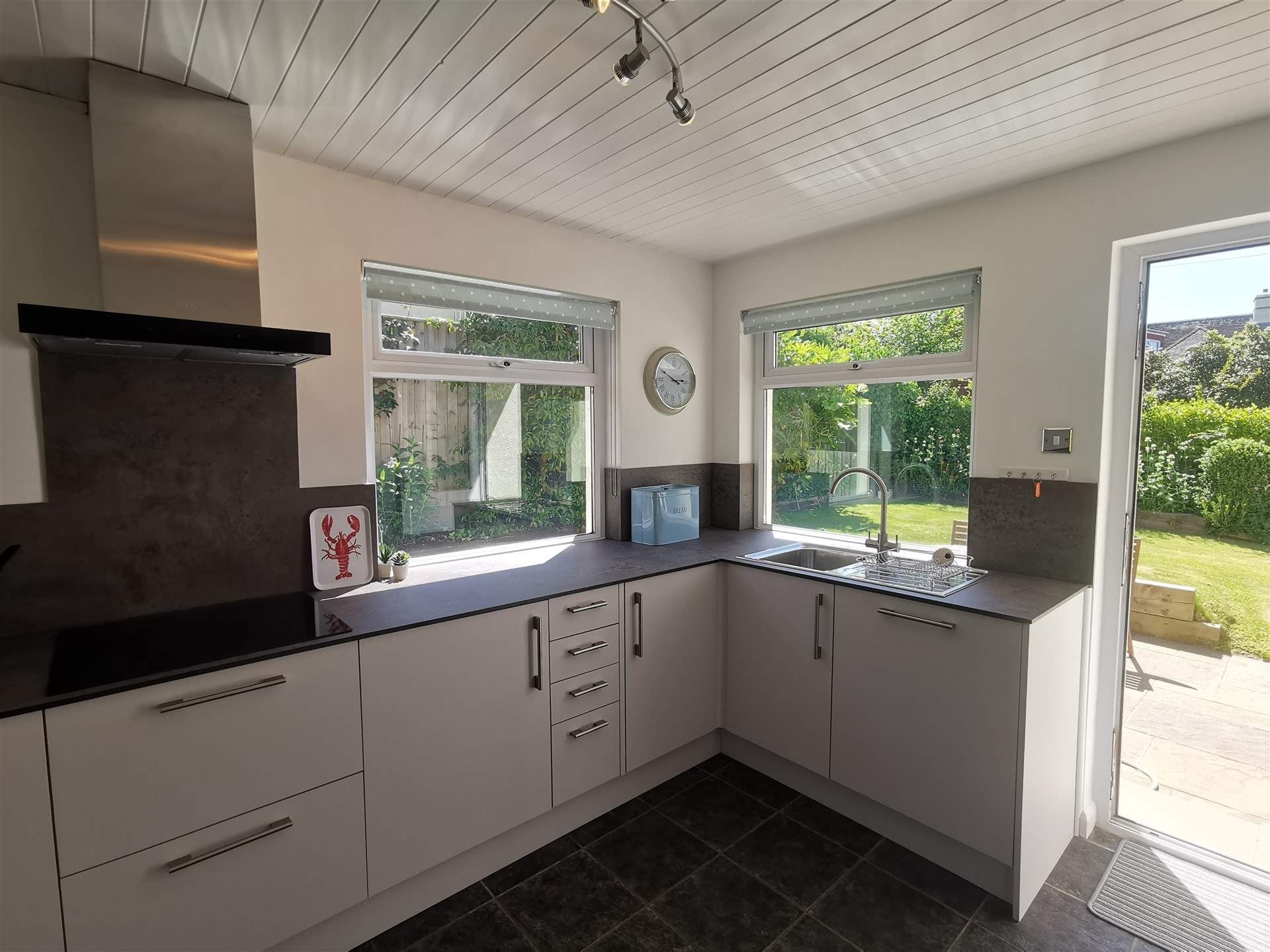 And windows overlooking the pretty garden. 