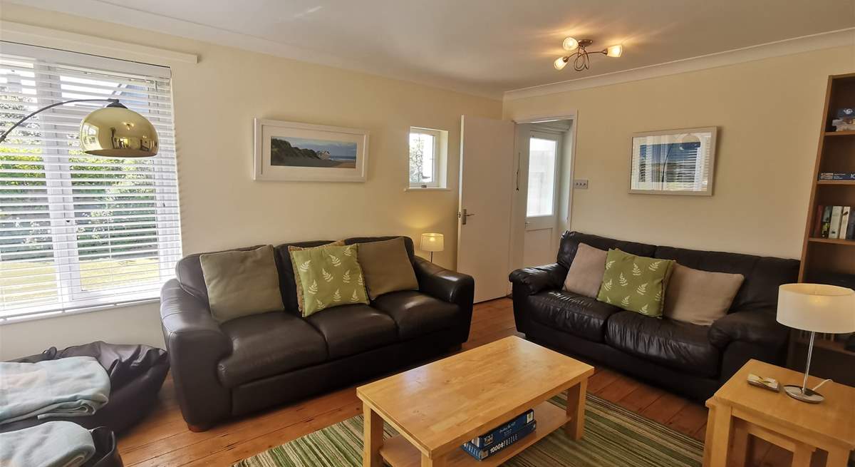 Cosy up in the sitting-area after a busy beach day. 