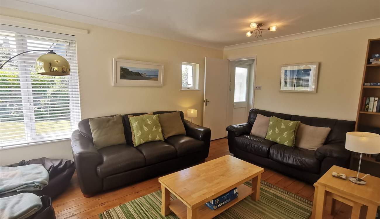 Cosy up in the sitting-area after a busy beach day. 