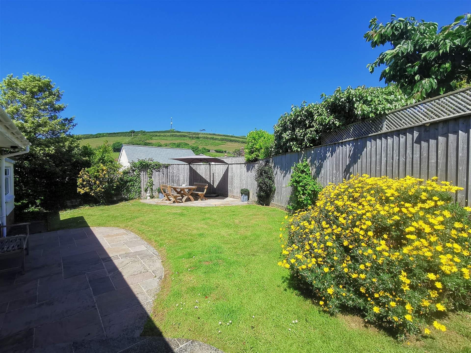 Enjoy al fresco dining in the garden. 