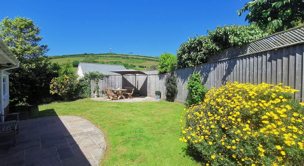 Enjoy al fresco dining in the garden. 
