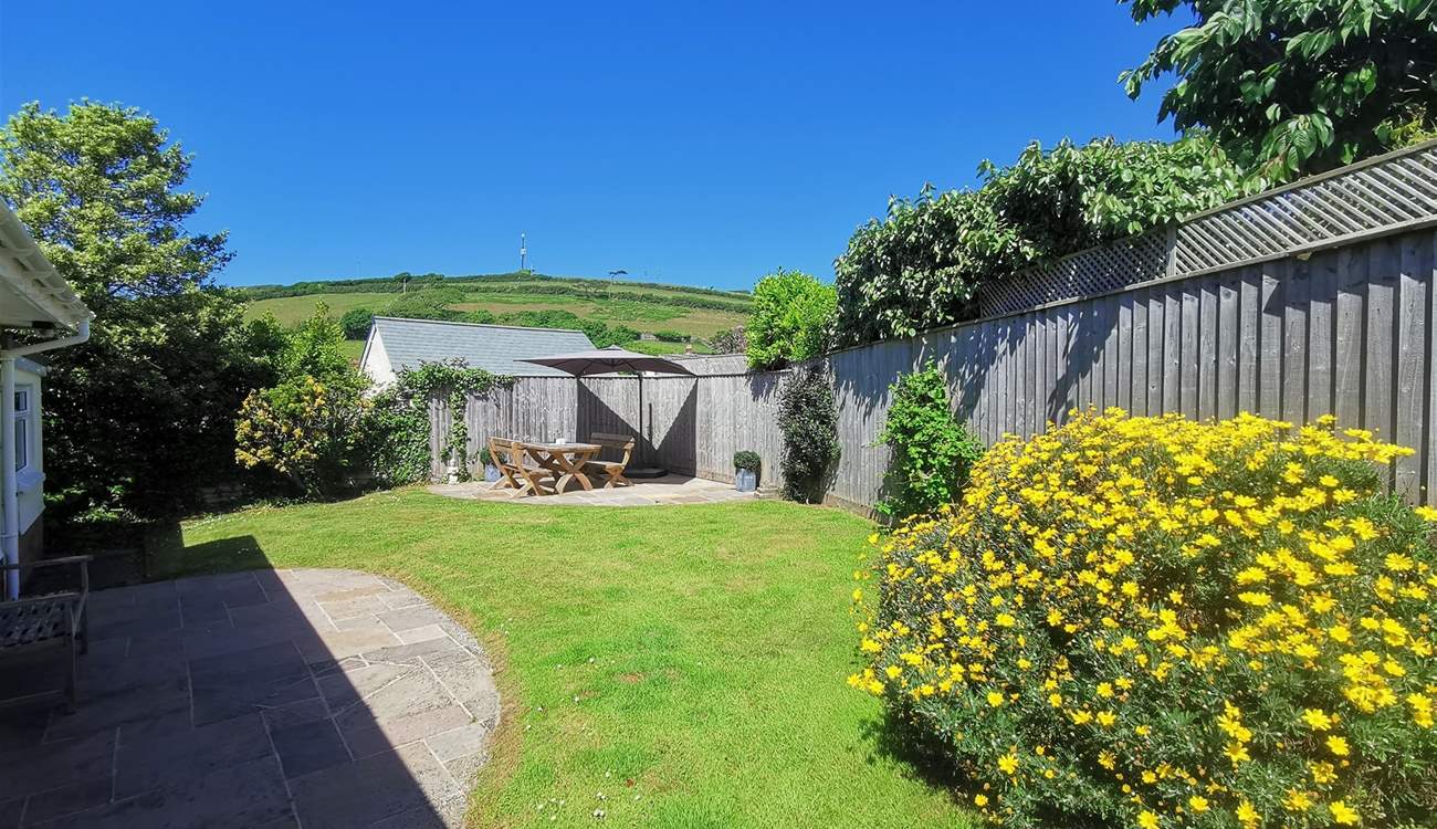 Enjoy al fresco dining in the garden. 