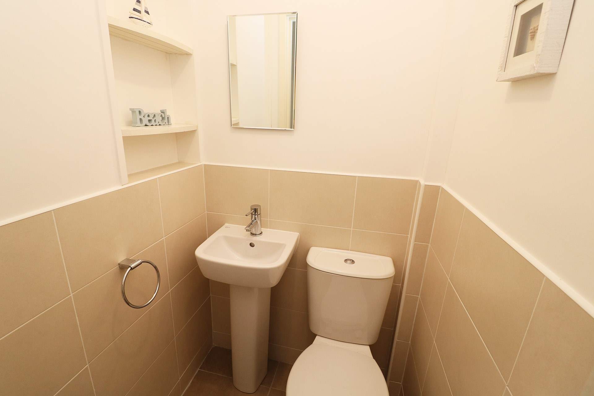 There is a handy cloakroom. 