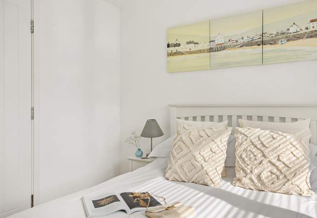 Such a calm room will ensure a restful night's sleep.