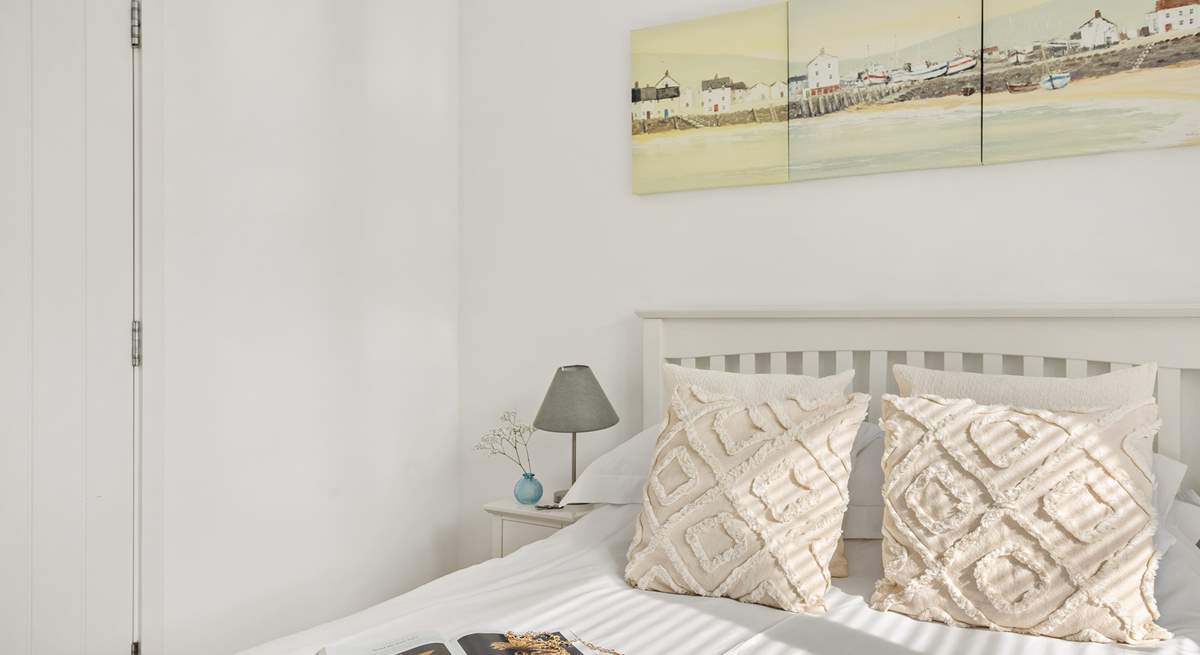 Such a calm room will ensure a restful night's sleep.