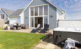 Skylark offers the best of al fresco living with a large garden for the family to enjoy. - Thumbnail Image